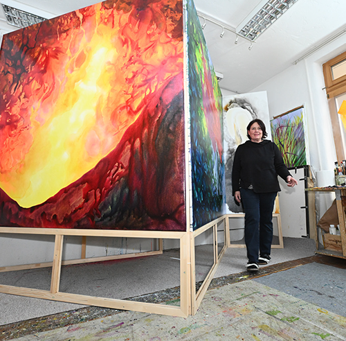 Die Künstlerin Bettina Mauel mit ihren Arbeiten zur Installation Apokalypse